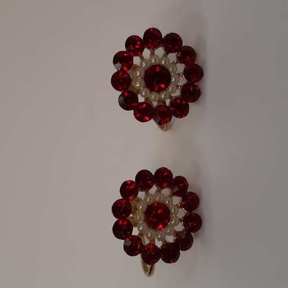 Vintage Red Rhinestone Floret Gold Tone Screw Back Earrings - Picture 3 of 5